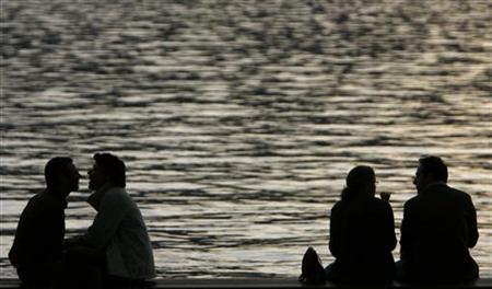 People enjoy a warm autumn evening on the edge of the lake of Zurich October 5, 2007. REUTERS/Christian Hartmann
People enjoy a warm autumn evening on the edge of the lake of Zurich October 5, 2007. REUTERS/Christian Hartmann