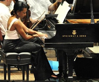 
Former U.S. Secretary of State Condoleezza Rice plays the piano during a performance with the Philadelphia Orchestra in Philadelphia, Pennsylvania, July 27, 2010. REUTERS/John Randolph
