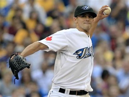 
Toronto Blue Jays pitcher Brad Mills throws to first trying to pick-off Baltimore Orioles base runner Nick Markakis during the fourth inning of their MLB American League baseball game in Toronto July 28, 2010. REUTERS/ Mike Cassese
