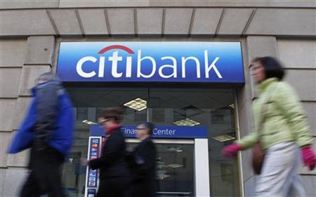 
Pedestrians walk past a Citibank branch in Washington January 19, 2010. REUTERS/Jim Young
