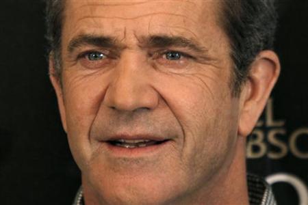 
Actor Mel Gibson poses during a photocall for the film "Edge of Darkness" by director Martin Campbell in Paris, February 4, 2010. REUTERS/Charles Platiau
