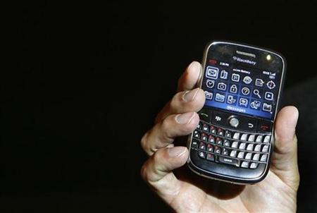 
Jim Balsillie, co-chief executive of Research In Motion (RIM), holds the Blackberry Bold handset during its launch in Mumbai September 18, 2008. REUTERS/Punit Paranjpe
