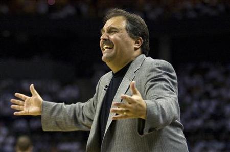 
Orlando Magic coach Stan Van Gundy questions a call against the Charlotte Bobcats in the second half of their NBA playoff basketball game in Charlotte, North Carolina April 24, 2010. REUTERS/Chris Keane
