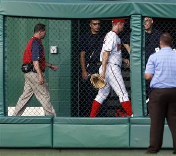 
Washington Nationals pitcher Stephen Strasburg (C) leaves the bullpen while warming up to pitch against the Atlanta Braves ahead of their MLB baseball game in Washington in this July 27, 2010 file photo. REUTERS/Larry Downing
