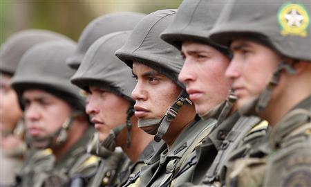 
Colombian police officers attend a ceremony in Cali, July 28, 2010. 1000 police officers arrived in the city of Cali, the third largest city in the country, to strengthen the fight against crime. REUTERS/Jaime Saldarriaga
