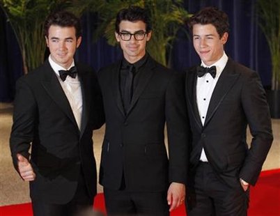 
The Jonas Brothers, Kevin, Joe and Nick (L-R) arrive at the White House Correspondents' Association dinner in Washington May 1, 2010. REUTERS/Richard Clement
