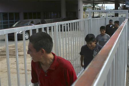 Illegal immigrants cross the border as they are deported from Arizon to Nogales, in the Mexican state of Sonora, July 29, 2010. REUTERS/Alonso Castillo
Illegal immigrants cross the border as they are deported from Arizon to Nogales, in the Mexican state of Sonora, July 29, 2010. REUTERS/Alonso Castillo