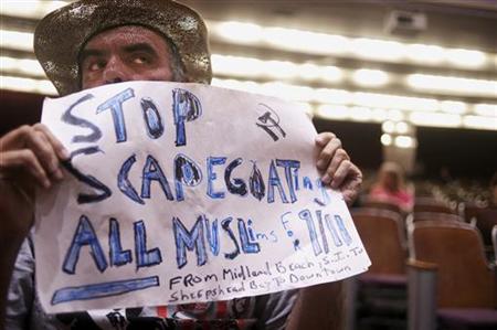 Demonstrator Gary Phaneuf holds a sign in support of Muslims during a Landmarks Commission's hearing on the proposed Cordoba Mosque to be built near the site of the former World Trade Center in New York, July 13, 2010. REUTERS/Keith Bedford
Demonstrator Gary Phaneuf holds a sign in support of Muslims during a Landmarks Commission's hearing on the proposed Cordoba Mosque to be built near the site of the former World Trade Center in New York, July 13, 2010. REUTERS/Keith Bedford