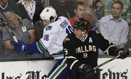 The crowd reacts as Dallas Stars' Mike Modano (R) pushes Vancouver Canucks' Steve Bernier into the boards during second period play in their NHL hockey game in Dallas, Texas March 24, 2009. REUTERS/Jessica Rinaldi
The crowd reacts as Dallas Stars' Mike Modano (R) pushes Vancouver Canucks' Steve Bernier into the boards during second period play in their NHL hockey game in Dallas, Texas March 24, 2009. REUTERS/Jessica Rinaldi