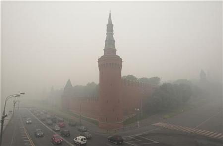 The Kremlin wall is seen through heavy smog, caused by peat fires in nearby forests, in Moscow, August 6, 2010. REUTERS/Alexander Natruskin
The Kremlin wall is seen through heavy smog, caused by peat fires in nearby forests, in Moscow, August 6, 2010. REUTERS/Alexander Natruskin