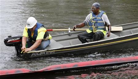 Cleanup workers prepare to secure absorbent booms on the Kalamazoo river after an oil pipeline leaked oil into the river near Marshall, Michigan July 31, 2010. REUTERS/Rebecca Cook
Cleanup workers prepare to secure absorbent booms on the Kalamazoo river after an oil pipeline leaked oil into the river near Marshall, Michigan July 31, 2010. REUTERS/Rebecca Cook
