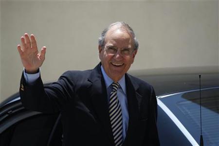 
U.S. Middle East envoy George Mitchell waves to the media upon his arrival at a meeting with Palestinian President Mahmoud Abbas in the West Bank city of Ramallah July 1, 2010. REUTERS/Mohamad Torokman
