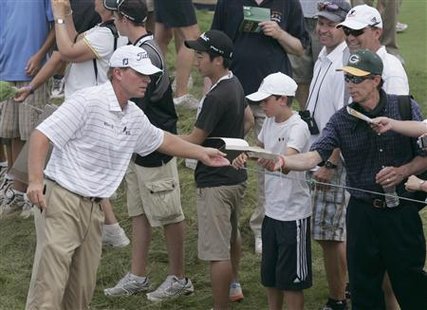 Steve Stricker of the U.S. signs autographs for fans enroute to the 15th tee during a practice round for the 92nd PGA Golf Championship at Whistling Straits, in Haven, Wisconsin, August 10, 2010. REUTERS/Allen Fredrickson
Steve Stricker of the U.S. signs autographs for fans enroute to the 15th tee during a practice round for the 92nd PGA Golf Championship at Whistling Straits, in Haven, Wisconsin, August 10, 2010. REUTERS/Allen Fredrickson