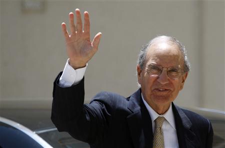 
U.S. Middle East envoy George Mitchell waves to the media upon his arrival to a meeting with Palestinian President Mahmoud Abbas in the West Bank city of Ramallah August 10, 2010. REUTERS/Mohamad Torokman
