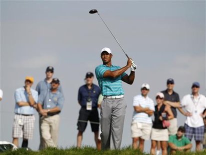 
Tiger Woods of the U.S. tees off on the 15th hole during the conclusion of the second round of the 92nd PGA Golf Championship at Whistling Straits, in Kohler, Wisconsin, August 14, 2010. REUTERS/Mathieu Belanger
