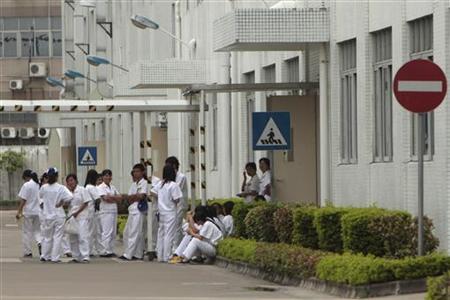 
Workers gather on the grounds of a Honda Lock plant, a supplier of locks to Honda's car-making operations in China, in Zhongshan in the southern Chinese province of Guangdong June 14, 2010. REUTERS/Tyrone Siu

