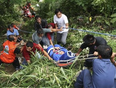 Rescuers carry an injured passenger of a bus that fell into a ravine in Sablan, Benguet in northern Philippines August 18, 2010. 41 people were killed after a bus lost control and fell into a 50-meter ravine in the northern province of Benguet on Wednesday, local officials said. REUTERS/Harley Palangchiao
Rescuers carry an injured passenger of a bus that fell into a ravine in Sablan, Benguet in northern Philippines August 18, 2010. 41 people were killed after a bus lost control and fell into a 50-meter ravine in the northern province of Benguet on Wednesday, local officials said. REUTERS/Harley Palangchiao