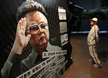A man looks at a portrait of North Korean leader Kim Jong-il during the Korean War exhibition at the Korean War Memorial Museum in Seoul May 23, 2010. REUTERS/Jo Yong-Hak
A man looks at a portrait of North Korean leader Kim Jong-il during the Korean War exhibition at the Korean War Memorial Museum in Seoul May 23, 2010. REUTERS/Jo Yong-Hak