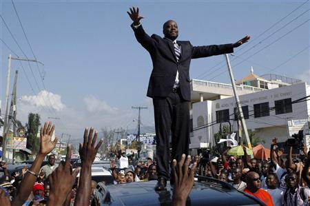Haiti hip-hop star Wyclef Jean greets the crowd before officially registering as a presidential candidate at an office in the Delmas neighborhood of Port-au-Prince in this file picture taken August 5, 2010. REUTERS/St-Felix Evens/Files
Haiti hip-hop star Wyclef Jean greets the crowd before officially registering as a presidential candidate at an office in the Delmas neighborhood of Port-au-Prince in this file picture taken August 5, 2010. REUTERS/St-Felix Evens/Files