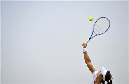 China's Li Na serves to Australia's Anaststia Rodionova at the 2010 Wimbledon tennis championships in London, June 26, 2010. REUTERS/Toby Melville
China's Li Na serves to Australia's Anaststia Rodionova at the 2010 Wimbledon tennis championships in London, June 26, 2010. REUTERS/Toby Melville