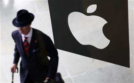 
A customer enters the new Apple store, which is the world's largest, on its opening day at Covent Garden in London August 7, 2010. REUTERS/Suzanne Plunkett
