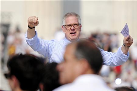 TV commentator Glenn Beck pumps his fists as he stands on the steps in front of the Lincoln Memorial to address supporters at his Restoring Honor rally on the National Mall in Washington, August 28, 2010. REUTERS/Jonathan Ernst
TV commentator Glenn Beck pumps his fists as he stands on the steps in front of the Lincoln Memorial to address supporters at his Restoring Honor rally on the National Mall in Washington, August 28, 2010. REUTERS/Jonathan Ernst