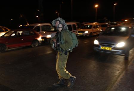 An Israeli soldier patrols along a highway near the site of a shooting attack which killed four Israelis near the West Bank settlement of Kiryat Arba, near Hebron, August 31, 2010. REUTERS/Ronen Zvulun
An Israeli soldier patrols along a highway near the site of a shooting attack which killed four Israelis near the West Bank settlement of Kiryat Arba, near Hebron, August 31, 2010. REUTERS/Ronen Zvulun
