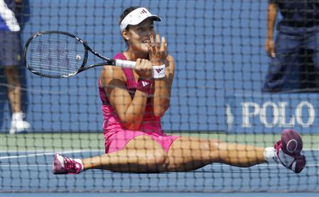 
Ana Ivanovic of Serbia falls while volleying against Zheng Jie of China during the U.S. Open tennis tournament in New York, September 1, 2010. REUTERS/Mike Segar

