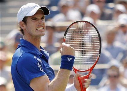 
Andy Murray of Britain celebrates a point against Lukas Lacko of Slovakia during the U.S. Open tennis tournament in New York, September 1, 2010. REUTERS/Eduardo Munoz

