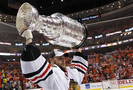 
Chicago Blackhawks goalie Antti Niemi hoists the Stanley Cup after his team defeated the Philadelphia Flyers in Game 6 of the NHL Stanley Cup Final hockey series in Philadelphia June 9, 2010. REUTERS/Shaun Best
