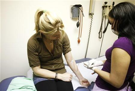 
A woman has her blood drawn by a nurse during a routine physical in New York March 22, 2010. REUTERS/Lucas Jackson
