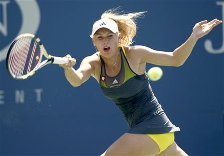 
Caroline Wozniacki of Denmark hits a return against Chang Kai-Chen of Taiwan during the U.S. Open tennis tournament in New York, September 2, 2010. REUTERS/Kevin Lamarque
