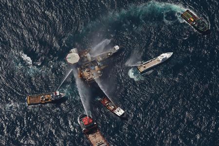 Boats spray water to extinguish a fire on an oil and gas platform operated by Mariner Energy off the Louisiana coast September 2, 2010. REUTERS/Lee Celano
Boats spray water to extinguish a fire on an oil and gas platform operated by Mariner Energy off the Louisiana coast September 2, 2010. REUTERS/Lee Celano