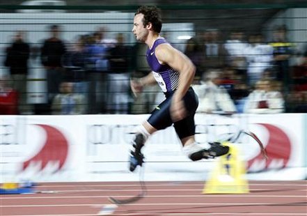 
South Africa's Oscar Pistorius competes in the men's 400 m race during the Palio della Quercia Games in Rovereto August 31, 2010.REUTERS/Alessandro Garofalo
