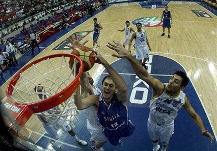 
Serbia's Nenad Krstic (L) shoots against Argentina's Carlos Delfino during their FIBA World Championship game in Kayseri September 2, 2010. REUTERS/Ivan Milutinovic

