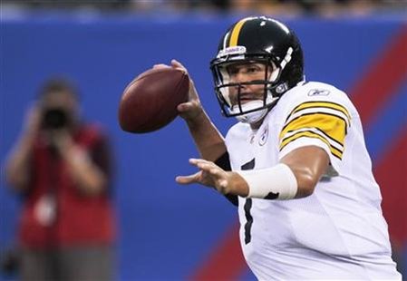 
Pittsburgh Steelers quarterback Ben Roethlisberger throws a pass against the New York Giants during the first quarter of their preseason game in East Rutherford, New Jersey August 21, 2010. REUTERS/Lucas Jackson
