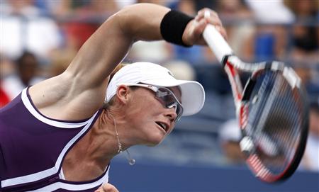 
Samatha Stosur of Australia serves to Sara Errani of Italy during the U.S. Open tennis tournament in New York, September 3, 2010. REUTERS/Eduardo Munoz
