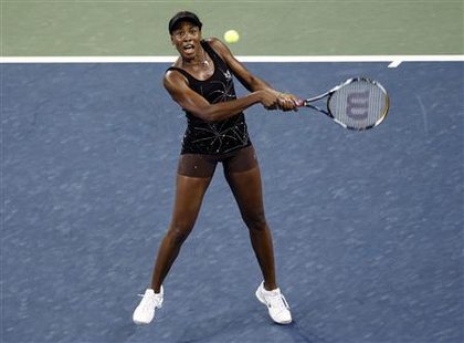 
Venus Williams of the U.S. hits a return to Mandy Minella of Luxembourg during the U.S. Open tennis tournament in New York, September 3, 2010. REUTERS/Shannon Stapleton
