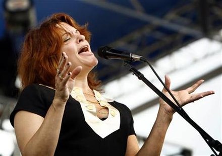 
Rosanne Cash performs at the annual Newport Folk Festival in Newport, Rhode Island August 5, 2006. REUTERS/Brian Snyder
