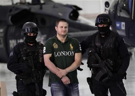 Major drug trafficker Edgar "La Barbie" Valdez is escorted by Mexican federal police during a news conference at the federal police center in Mexico City August 31, 2010. REUTERS/Henry Romero
Major drug trafficker Edgar "La Barbie" Valdez is escorted by Mexican federal police during a news conference at the federal police center in Mexico City August 31, 2010. REUTERS/Henry Romero
