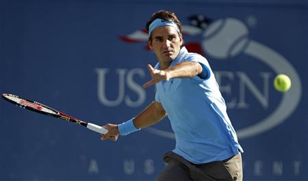 
Roger Federer of Switzerland hits a return during his match against Paul-Henri Mathieu of France at the US Open tennis tournament in New York, September 4, 2010. REUTERS/Jessica Rinaldi
