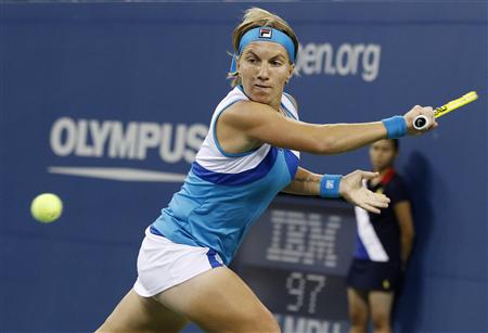
Svetlana Kuznetsova of Russia eyes a return during her match against compatriot Maria Kirilenko at the U.S. Open tennis tournament in New York, September 4, 2010. REUTERS/Shannon Stapleton
