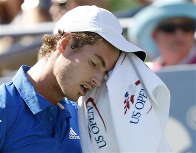 
Andy Murray of Britain wipes his face during his match against Stanislas Wawrinka of Switzerland during the U.S. Open tennis tournament in New York, September 5, 2010. REUTERS/Kena Betancur
