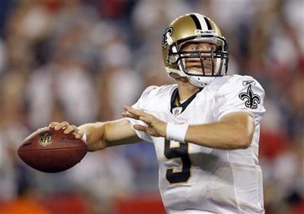 
New Orleans Saints quarterback Drew Brees looks for a pass against the New England Patriots in the first quarter of their NFL pre-season game in Foxborough, Massachusetts August 12, 2010. REUTERS/Brian Snyder
