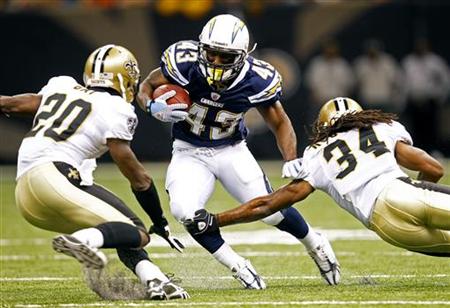 San Diego Charger's running back Darren Sproles (43) attempts to run past New Orleans Saints cornerbacks Randall Gay (20) and Patrick Robinson (34) during the first quarter of their NFL preseason football game in New Orleans, Louisiana August 27, 2010. REUTERS/Sean Gardner
San Diego Charger's running back Darren Sproles (43) attempts to run past New Orleans Saints cornerbacks Randall Gay (20) and Patrick Robinson (34) during the first quarter of their NFL preseason football game in New Orleans, Louisiana August 27, 2010. REUTERS/Sean Gardner