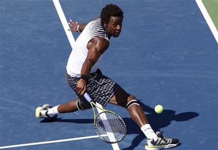 
Gael Monfils of France hits a return to compatriot Richard Gasquet during the U.S. Open tennis tournament in New York, September 6, 2010. REUTERS/Eduardo Munoz
