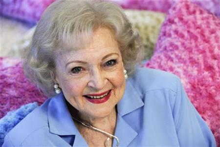 
Actress Betty White poses for a photograph in Los Angeles, California May 26, 2010. REUTERS/Gus Ruelas
