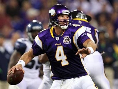 
Minnesota quarterback Brett Favre throws an eight-yard pass to Vikings receiver Bernard Berrian for a first down during the second quarter of their National League preseason football game in Minneapolis, August 28, 2010. REUTERS/Eric Miller
