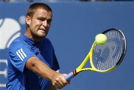 
Mikhail Youzhny of Russia hits a return to Tommy Robredo of Spain during the U.S. Open tennis tournament in New York, September 7, 2010. REUTERS/Shannon Stapleton
