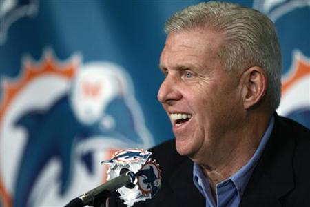 
Bill Parcells smiles as he talks with reporters during a news conference at the Miami Dolphins Training facility in Davie, Florida December 27, 2007. REUTERS/Hans Deryk
